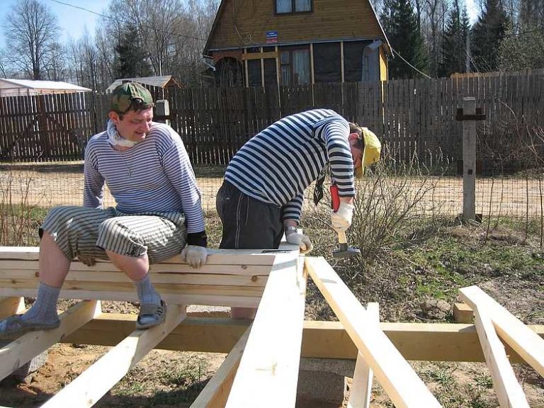 Збиваємо передню стійку - вона довша, задню і крокви