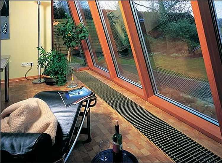 Це вбудовані в підлогу конвектори. Вони також бувають електричними