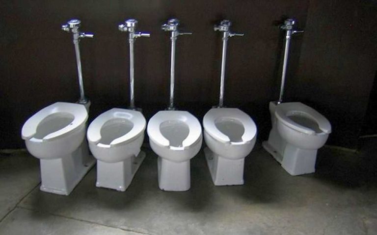 У чому різниця між бачками?